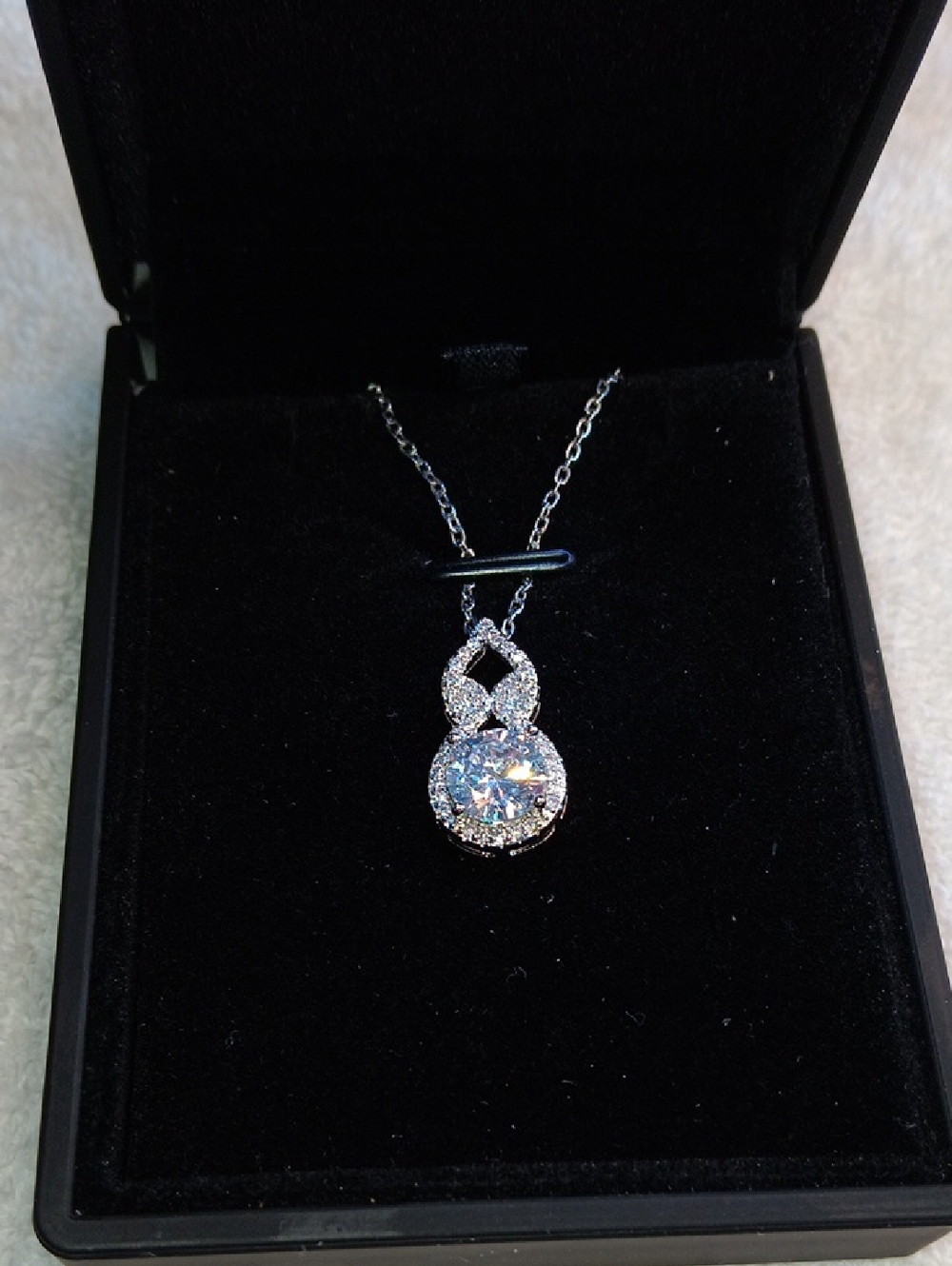Elegant 2 ct Moissanite Necklace - NWOT